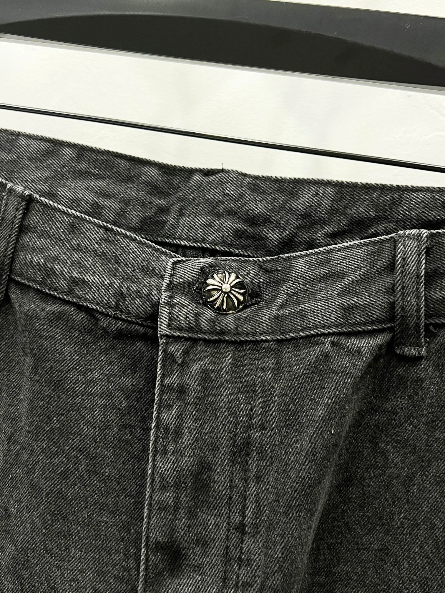 P270 Style No.: (K620) Chrome Hearts & Chrome Hearts 25FW CH workwear logging black and orange patchwork leather limited edition cow king jeans Chrome Hearts’ most popular color pants are made of beaded canvas fabric. Heavy washing makes the upper body of the fabric more textured and the pants are tall and straight! The three-dimensional cutting of the whole trousers is a masterpiece! The hardware is customized by zp. The beaded canvas fabric is thick and soft after being washed. It has good breathability. Customized small leather label. Unique design. The details are simple and elegant, and the workmanship is exquisite. The whole trousers are neatly routed and the details are in place! It’s so cool that both men and women can easily control the genderless trend!  Size: 30-32-34-36 Color: black